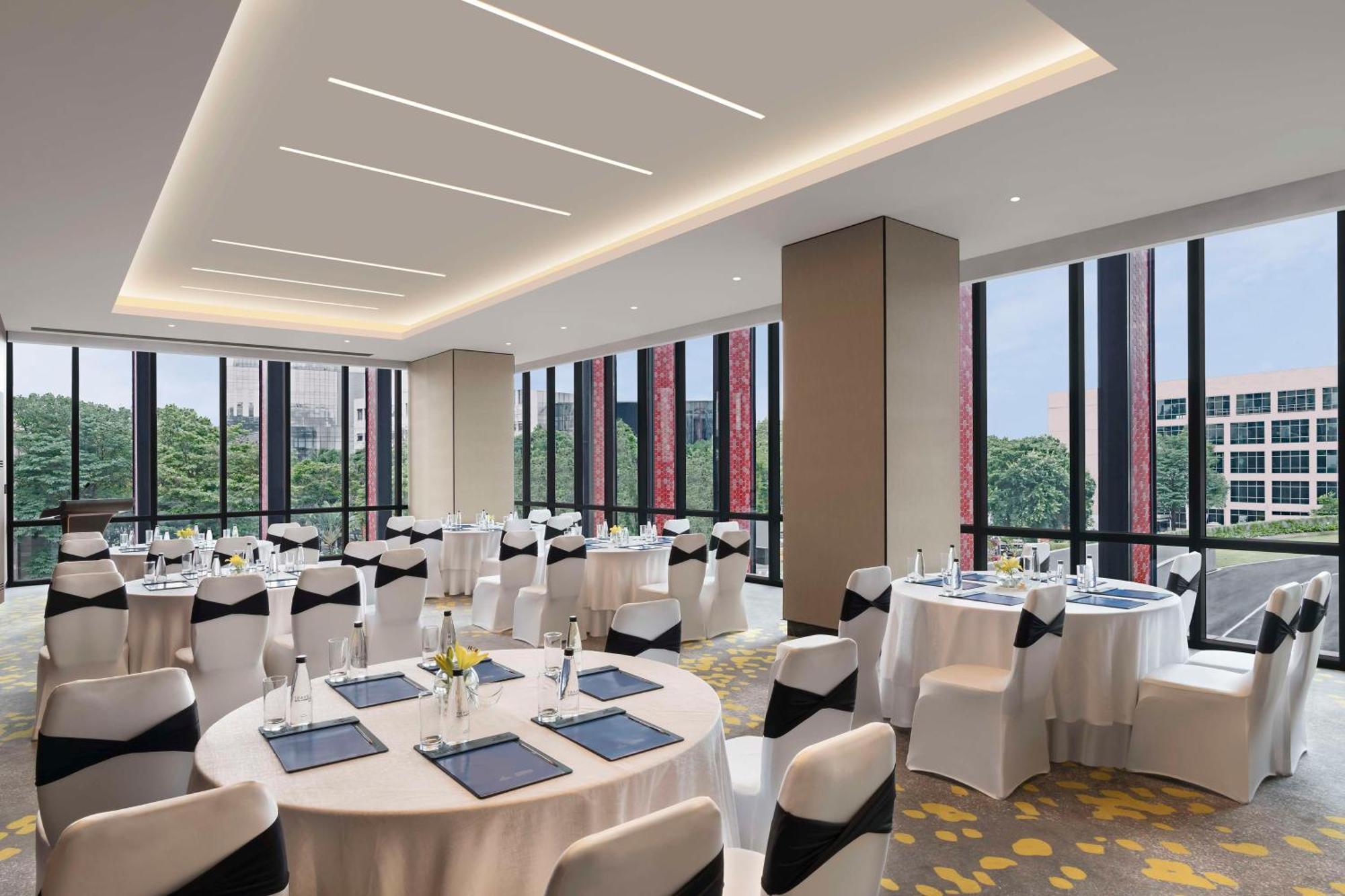 Hilton Bengaluru Embassy Manyata Business Park Hotel Exterior photo