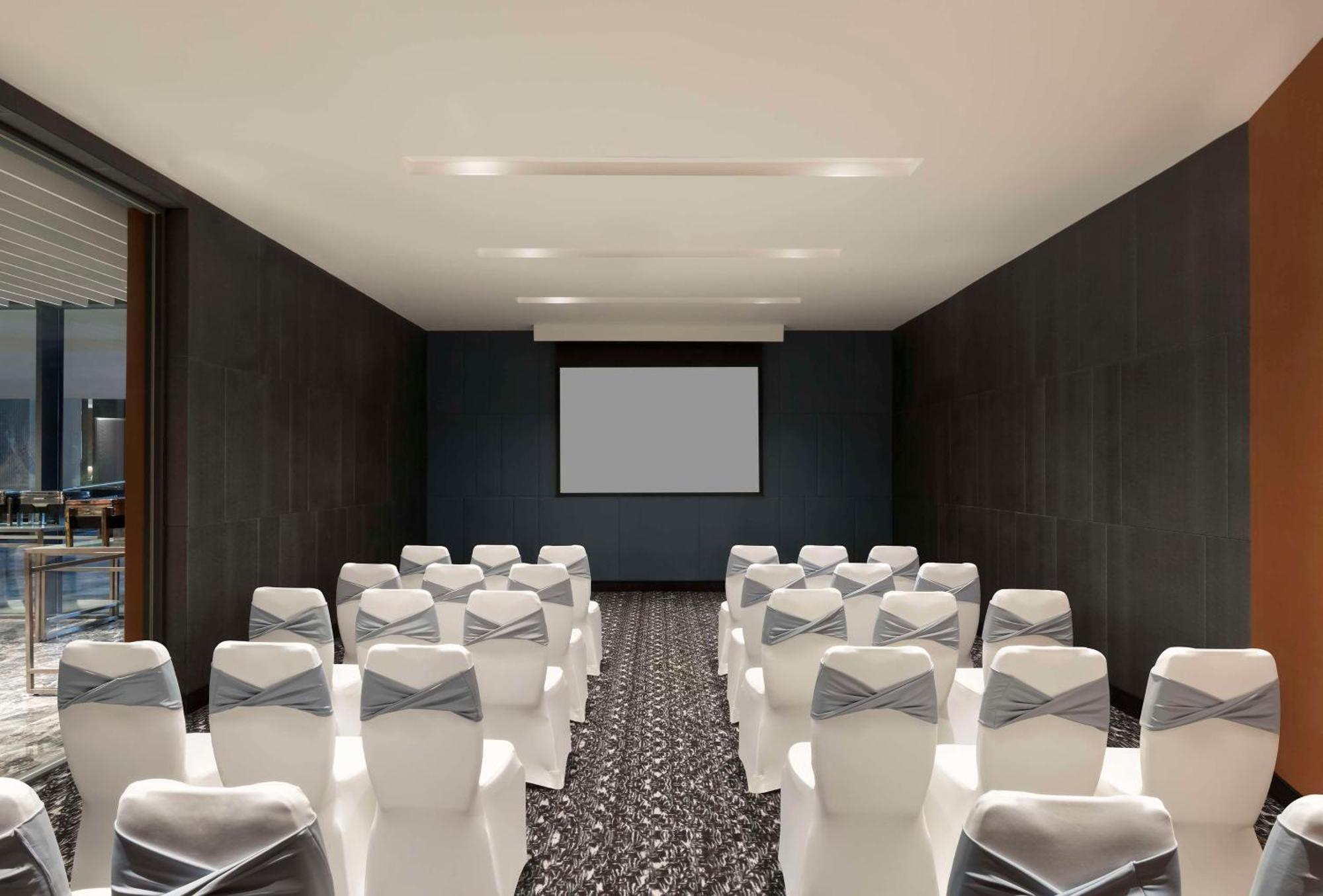 Hilton Bengaluru Embassy Manyata Business Park Hotel Exterior photo