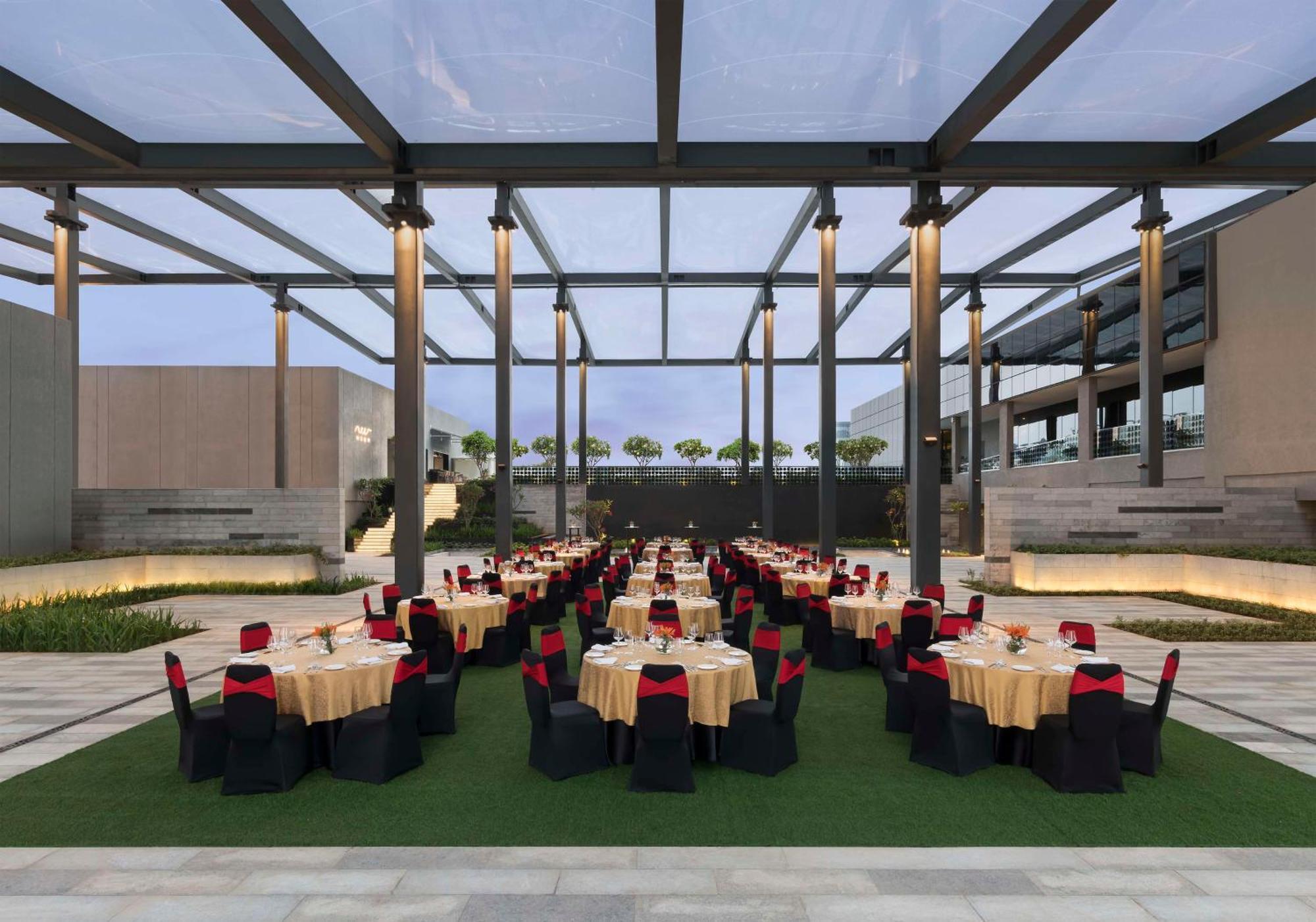 Hilton Bengaluru Embassy Manyata Business Park Hotel Exterior photo
